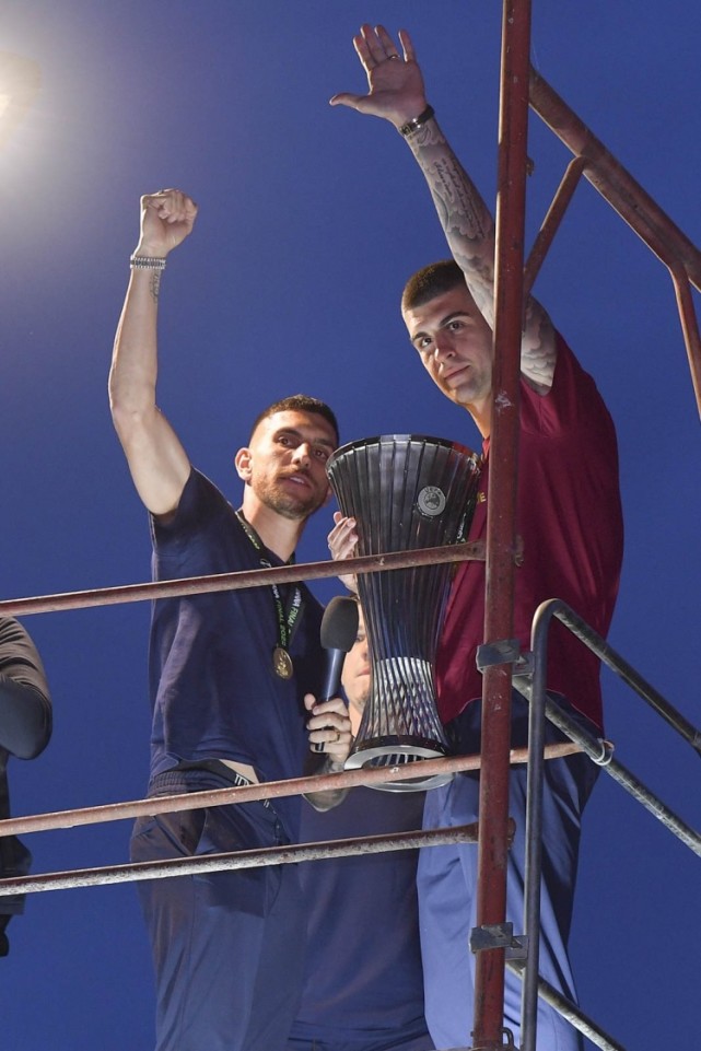 罗马主场作战引发球迷争议，全队合力保持团结的简单介绍