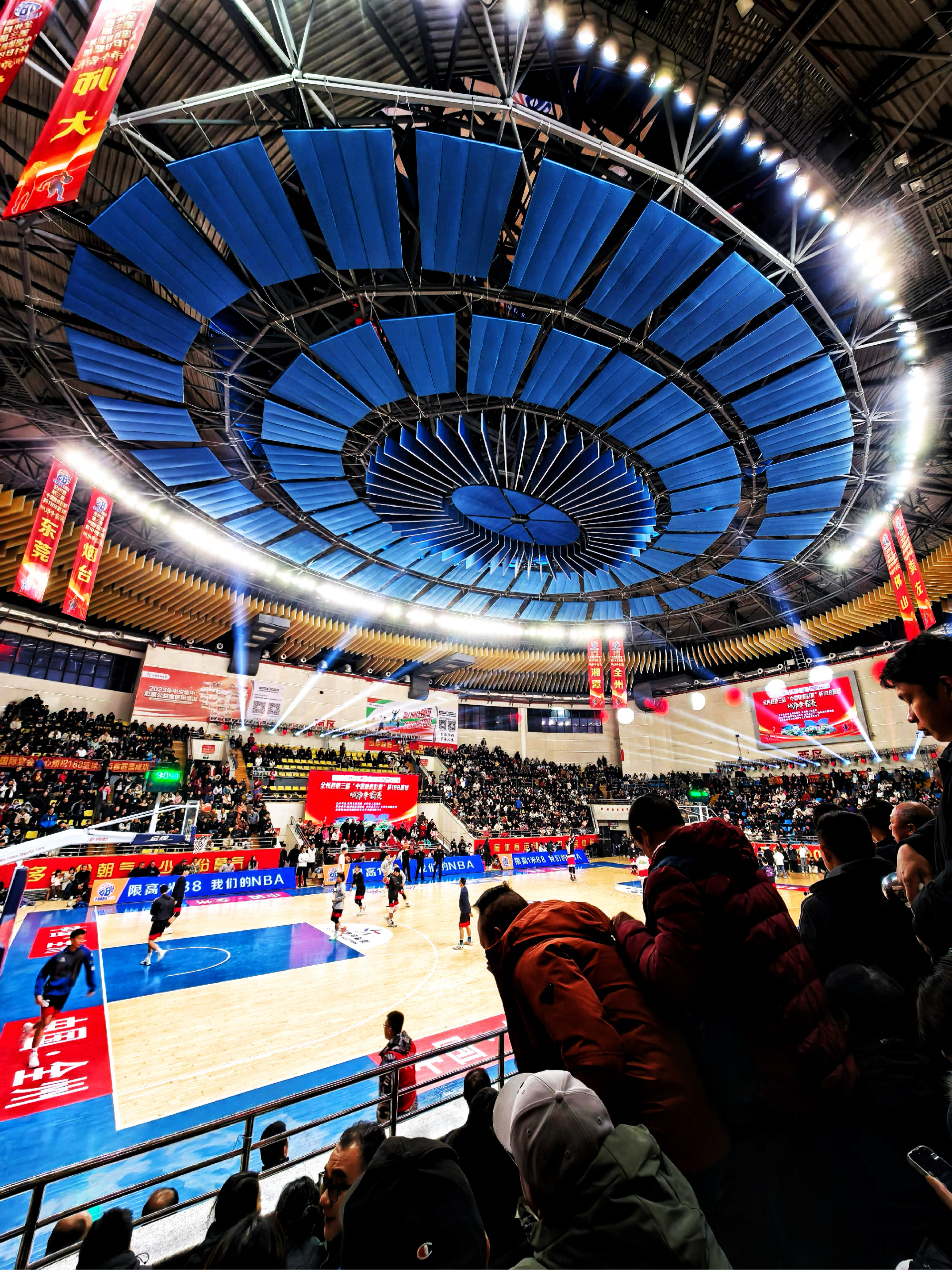 篮球比赛吸引了大批粉丝的关注