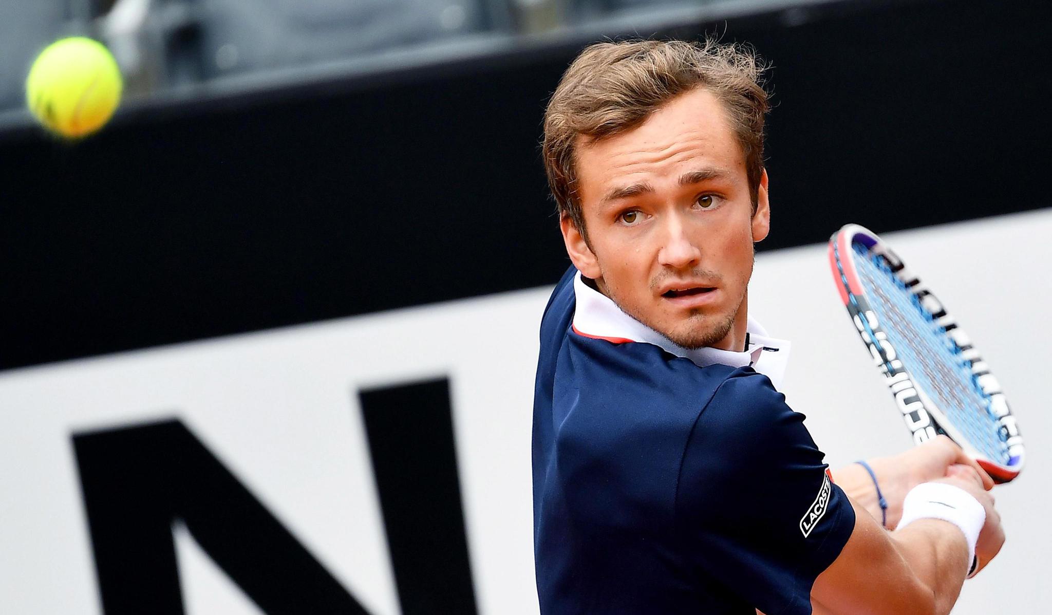 意大利网球队险胜美国网球队，梅德韦杰夫统治全场的简单介绍