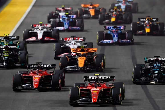 法拉利力克阿斯顿马丁，诺里斯点燃赛场