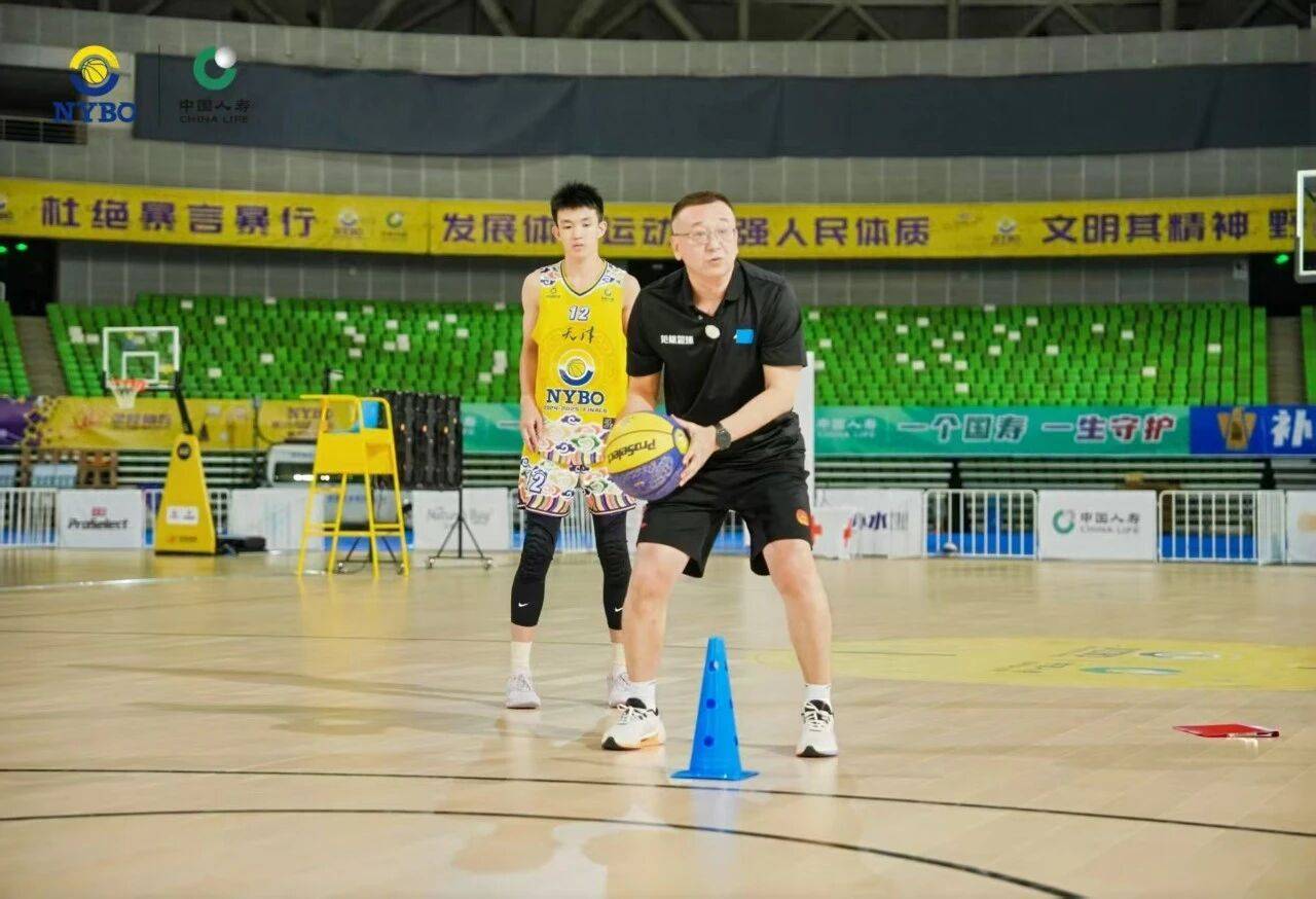 篮球少年团结友爱助人为乐,共同向着荣耀进军的简单介绍 篮球少年团结友爱助人为乐,共同向着荣耀进军的简单介绍