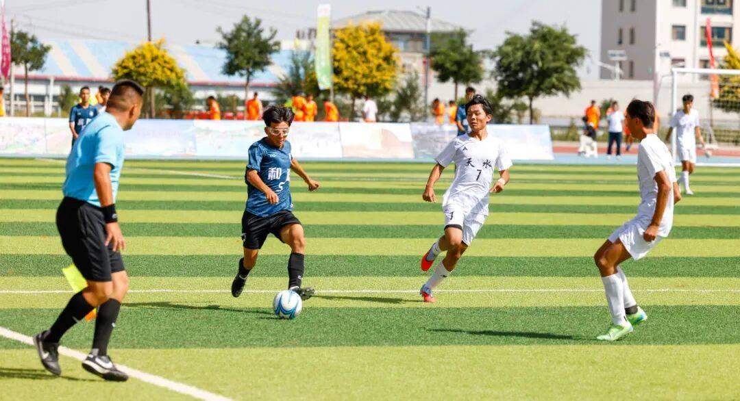 足球比赛现场气氛热烈，球员斗志昂扬的简单介绍