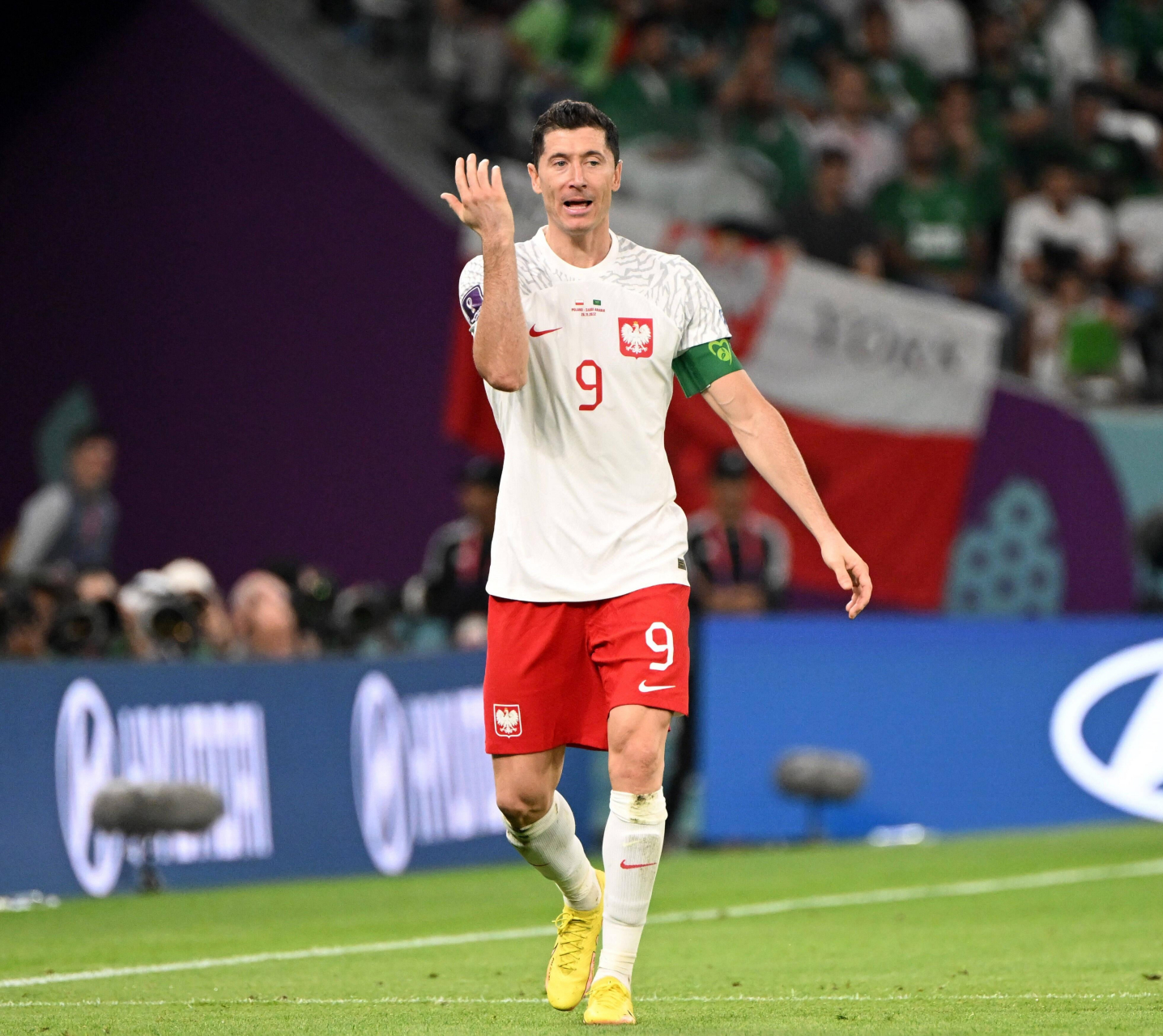 包含欧洲杯余位赛精彩大战，国家队铁心为胜利目标决心拼搏的词条