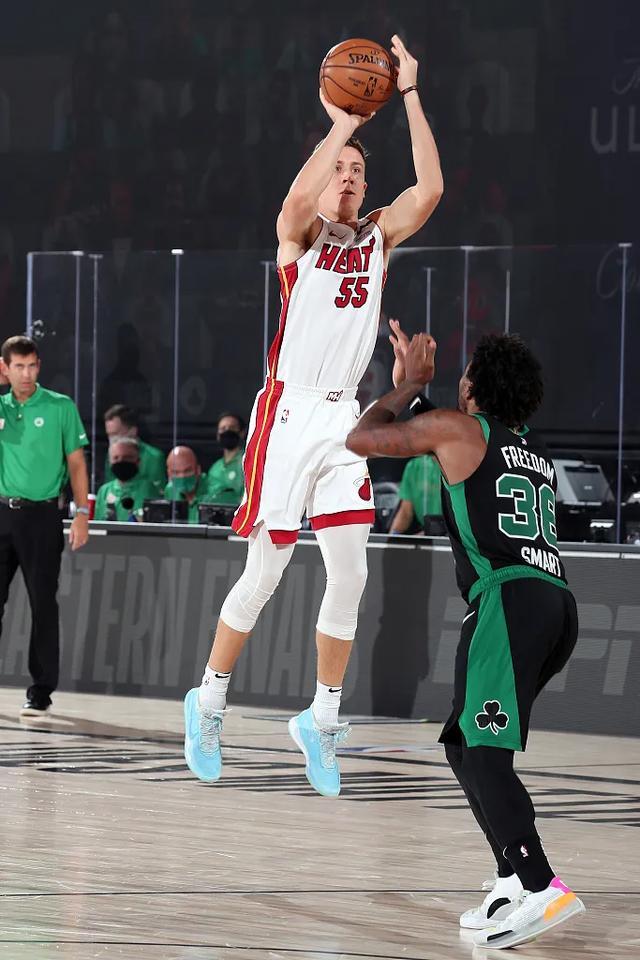 包含格伦·罗宾逊连续场及+出场率领热火胜过雄鹿的词条