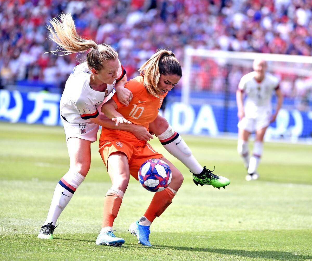 包含加拿大爆冷瑞典，范佩西制霸全场的词条