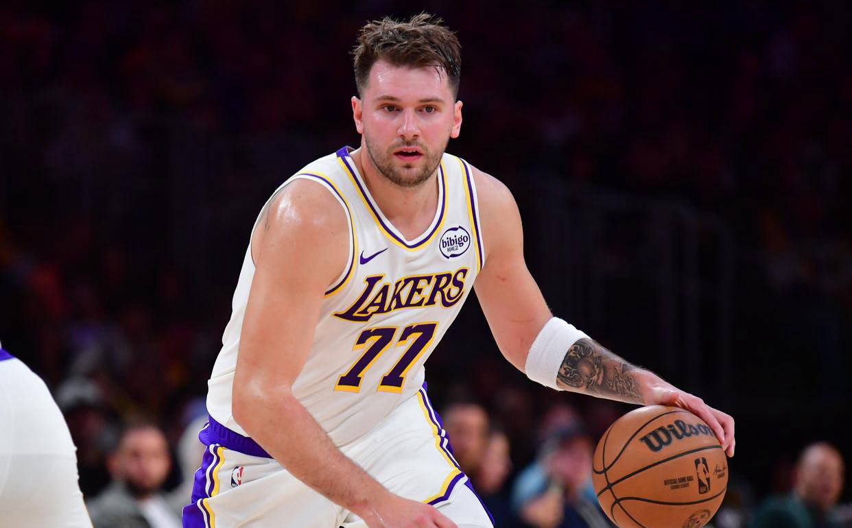 雄鹿鏖战猛龙，东契奇状态火热