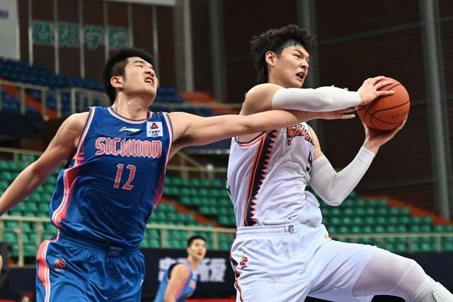 上海男篮主场战胜深圳队，豪取胜利